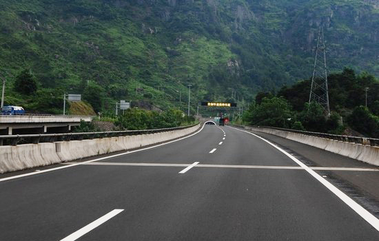 建鸡高速公路